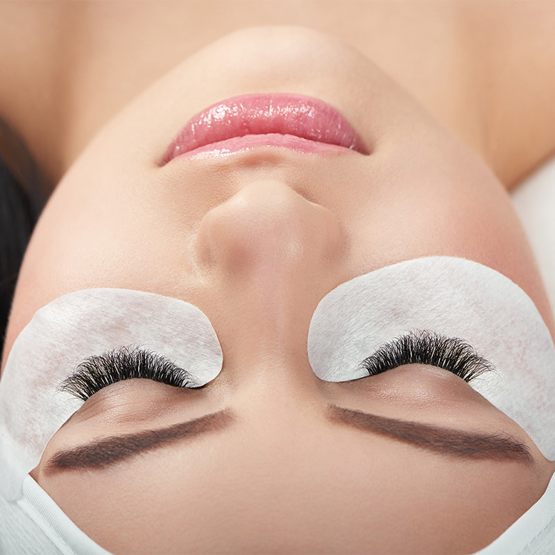 Die Wimpern einer Frau werden gefärbt im Wellnesshotel Arkona Strandhotel.