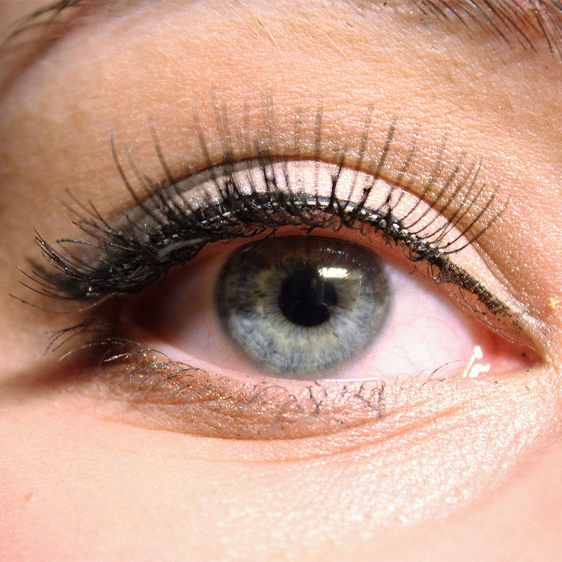 Nahaufnahme eines Auges mit perfekt geformten und gefärbten Wimpern nach einer Wimpernwelle im Arkona Strandhotel Rügen