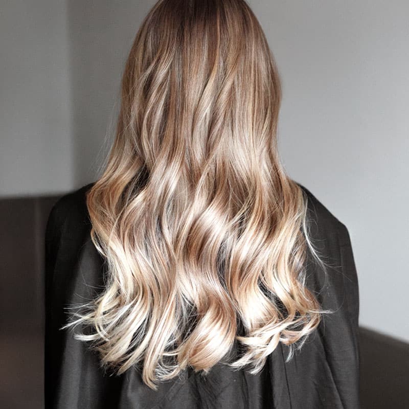 Natürlich wirkende, blonde Strähnchen in langem, gewelltem Haar.