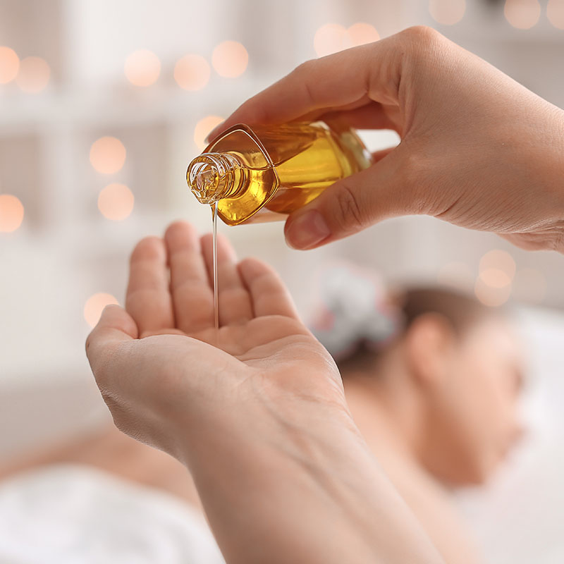 Die Masseurin im Arkona Strandhotel gießt das Aromaöl auf ihre Hand.