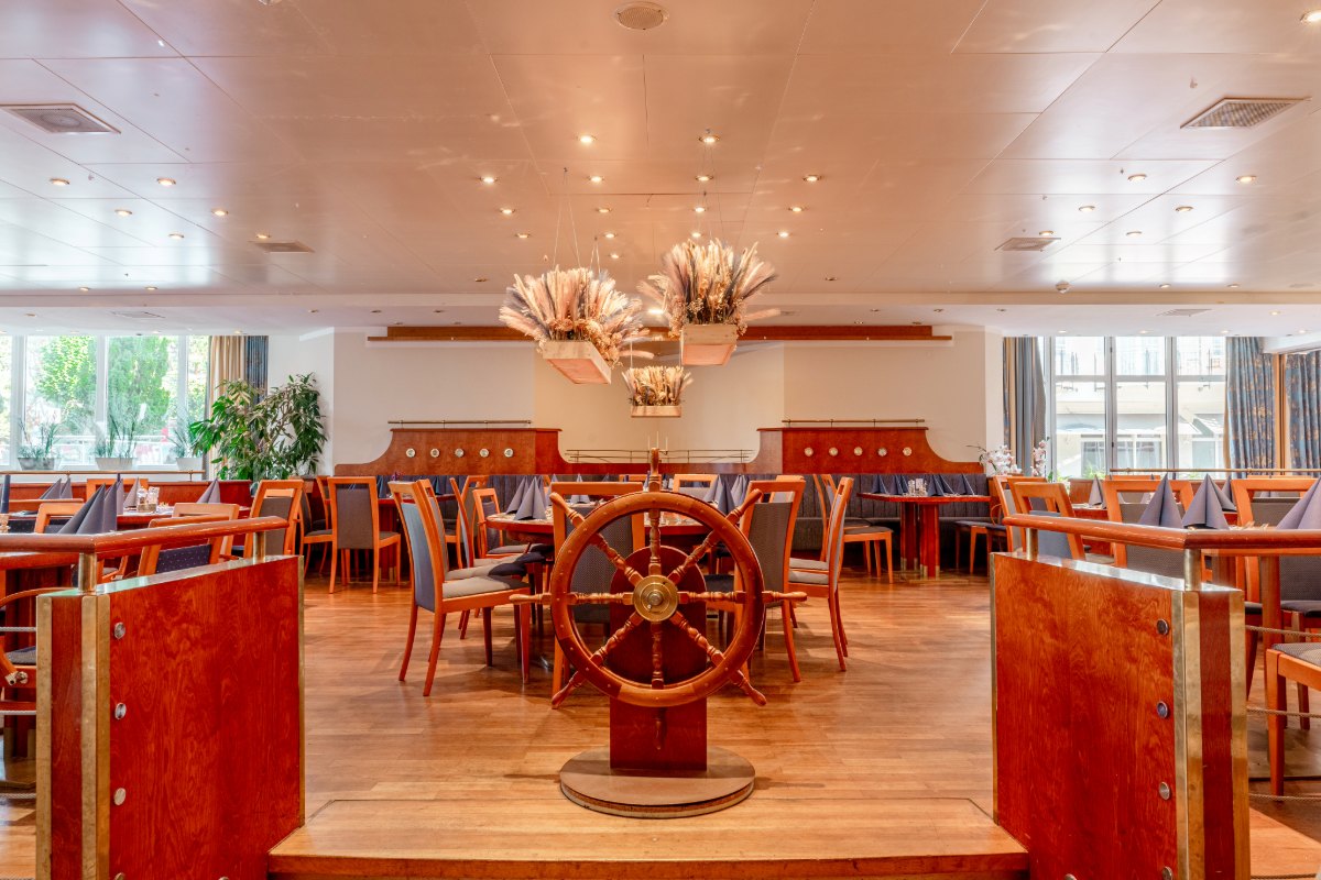 Das Restaurant Rossini im Arkona Strandhotel an der Ostsee und seine zahlreichen Sitzmöglichkeiten in maritimem Design.