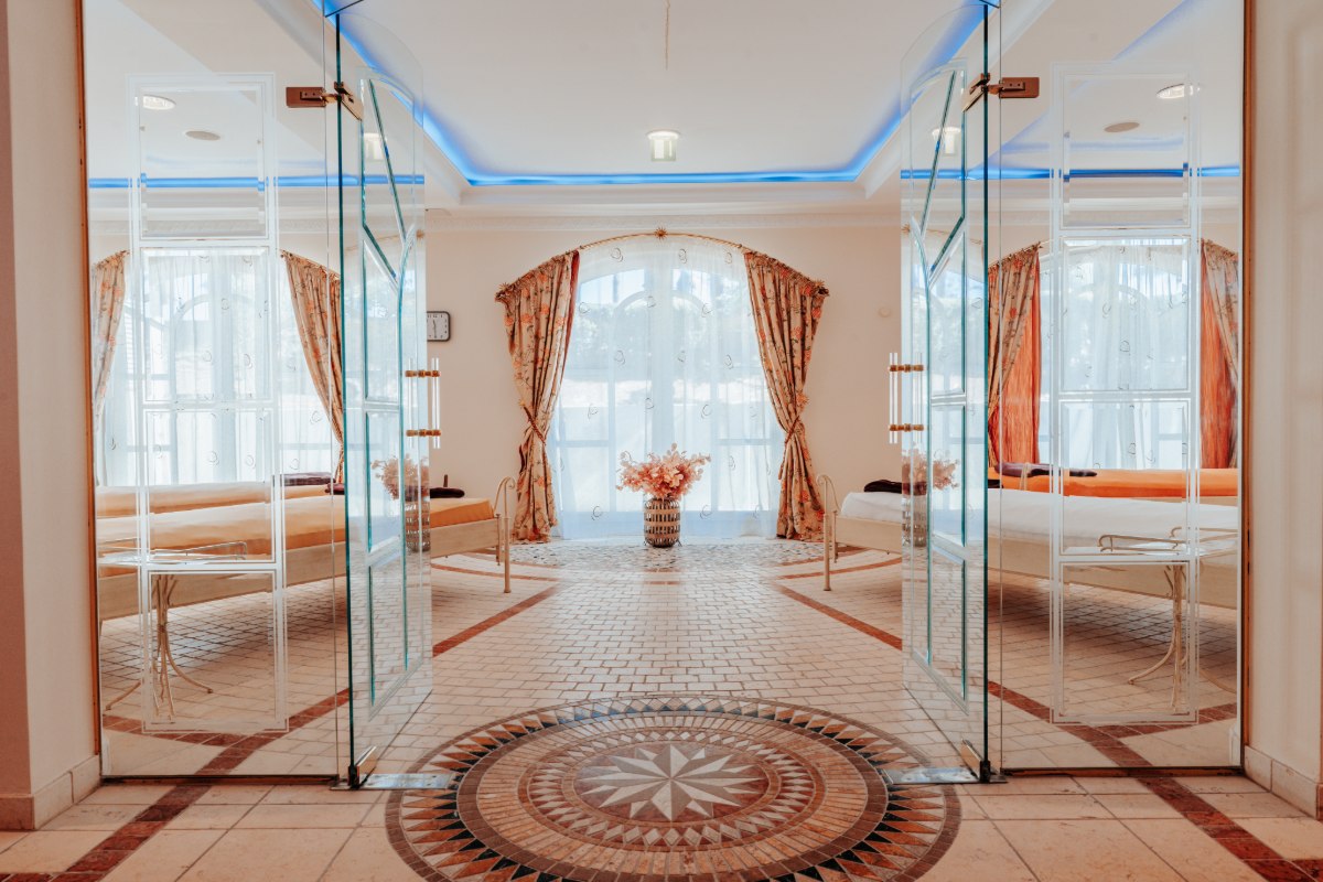 Der helle Wellnessbereich mit Massagebetten für wohltuende Massage Anwendungen im Arkona Strandhotel an der Ostsee.