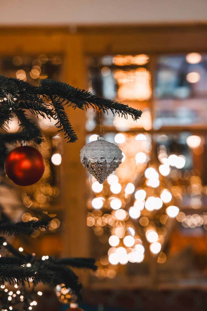 Festliche Feiertagsdeko an einem Weihnachtsbaum an Weihnachten im Arkona Strandhotel.