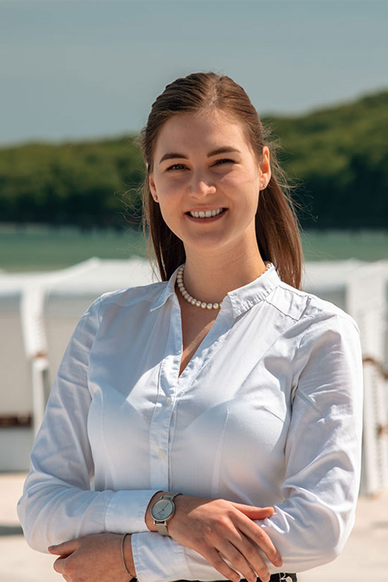 Varvara Matatzova, F&B Operations Managerin im Rugard Thermal Strandhotel am Strand von Binz.