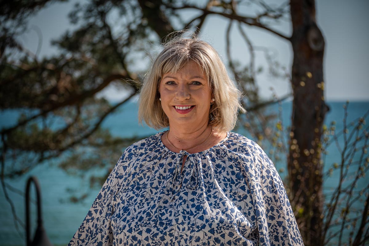 Rachel Armstrong at the beach access in Binz – Director of the Arkona Strandhotel on Rügen