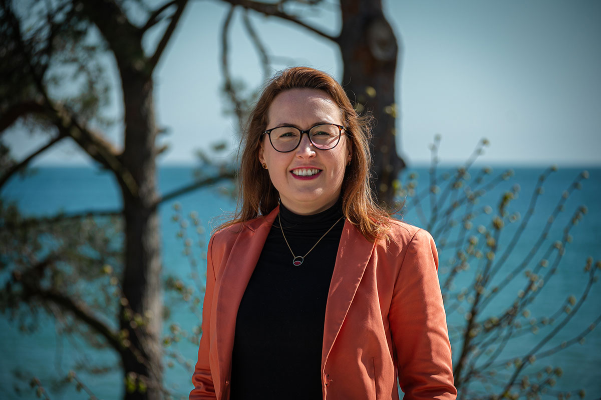 Dorothee Schicht at the beach crossing in Binz in sunlight – Executive Assistant at Arkona Strandhotel and key team member behind the scenes
