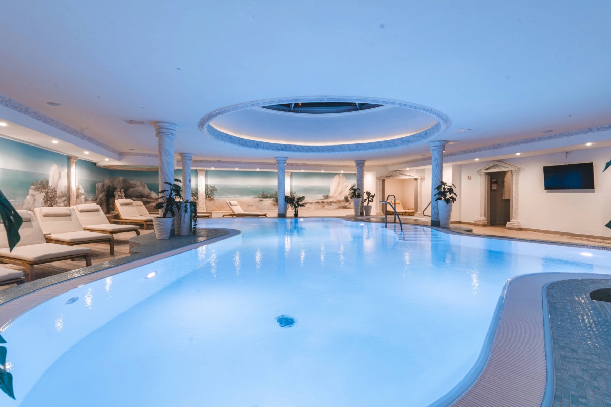 Innenpool im Arkona Strandhotel Binz auf Rügen mit Liegen, Säulen und ruhiger Atmosphäre für entspannte Stunden