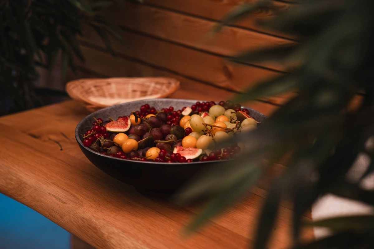 Schale mit frischem Obst im Wellnessbereich des Arkona Strandhotels Binz auf Rügen auf einem Holztisch