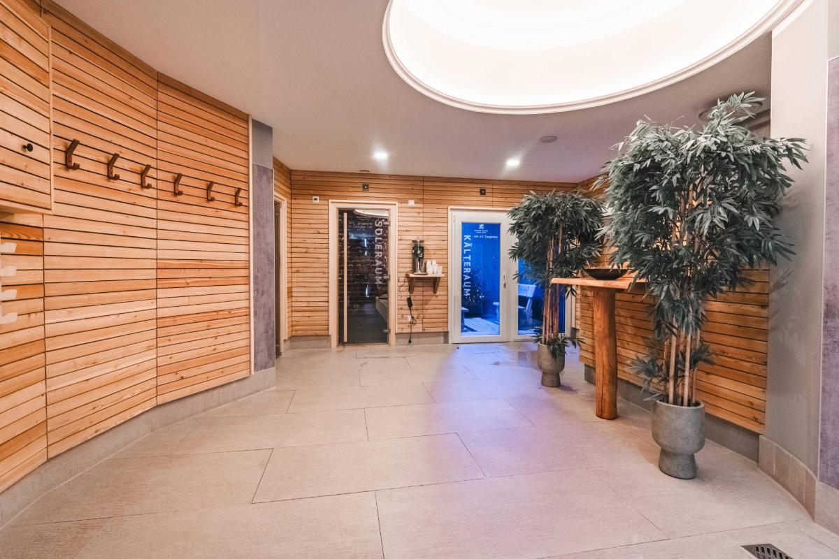 Saunabereich im Arkona Strandhotel Binz auf Rügen mit Holzwänden, Türen zu Sauna und Kälteraum