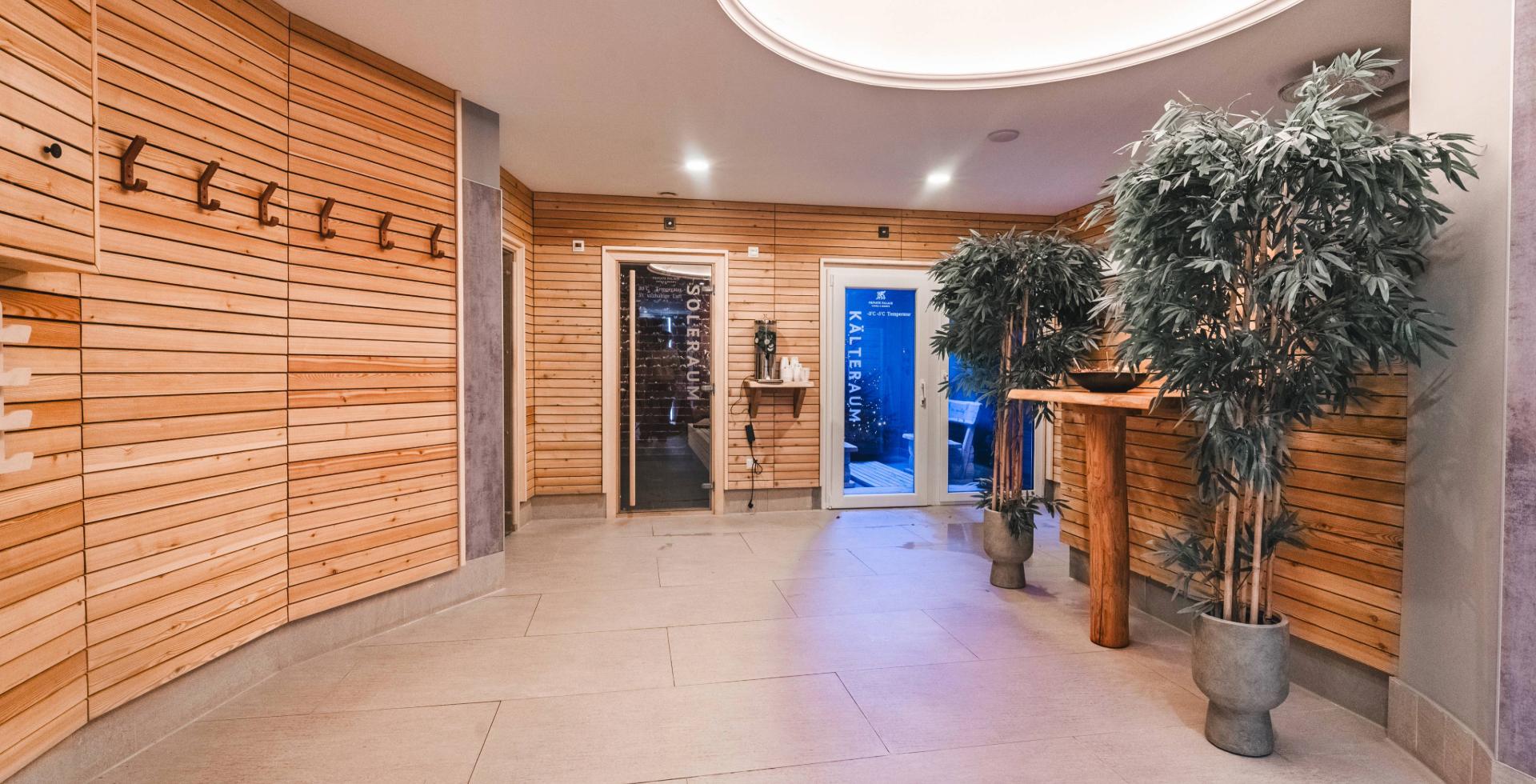 Saunabereich im Arkona Strandhotel Binz auf Rügen mit Holzverkleidung, Zugängen zu Sauna und Kälteraum